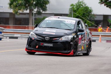 Chiangmai - 13 Kasım 2021, Toyota yarış arabası hipodrom yolunda yüksek hızda, rali spor arabası yarış sırasında yolda hızlı, Toyota Gazoo Yarış Motorsporu Tayland 'da yüksek hız, 700. yıl stadyumu, Chiangmai, Tayland