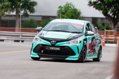 Chiangmai - 13 Kasım 2021, Toyota yarış arabası hipodrom yolunda yüksek hızda, rali spor arabası yarış sırasında yolda hızlı, Toyota Gazoo Yarış Motorsporu Tayland 'da yüksek hız, 700. yıl stadyumu, Chiangmai, Tayland