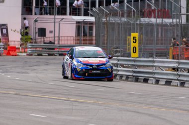 Chiangmai - 13 Kasım 2021, Toyota yarış arabası hipodrom yolunda yüksek hızda, rali spor arabası yarış sırasında yolda hızlı, Toyota Gazoo Yarış Motorsporu Tayland 'da yüksek hız, 700. yıl stadyumu, Chiangmai, Tayland