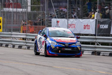 Chiangmai - 13 Kasım 2021, Toyota yarış arabası hipodrom yolunda yüksek hızda, rali spor arabası yarış sırasında yolda hızlı, Toyota Gazoo Yarış Motorsporu Tayland 'da yüksek hız, 700. yıl stadyumu, Chiangmai, Tayland