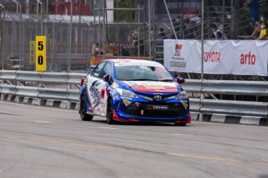 Chiangmai - 13 Kasım 2021, Toyota yarış arabası hipodrom yolunda yüksek hızda, rali spor arabası yarış sırasında yolda hızlı, Toyota Gazoo Yarış Motorsporu Tayland 'da yüksek hız, 700. yıl stadyumu, Chiangmai, Tayland