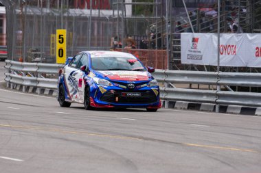 Chiangmai - 13 Kasım 2021, Toyota yarış arabası hipodrom yolunda yüksek hızda, rali spor arabası yarış sırasında yolda hızlı, Toyota Gazoo Yarış Motorsporu Tayland 'da yüksek hız, 700. yıl stadyumu, Chiangmai, Tayland