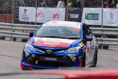 Chiangmai - 13 Kasım 2021, Toyota yarış arabası hipodrom yolunda yüksek hızda, rali spor arabası yarış sırasında yolda hızlı, Toyota Gazoo Yarış Motorsporu Tayland 'da yüksek hız, 700. yıl stadyumu, Chiangmai, Tayland