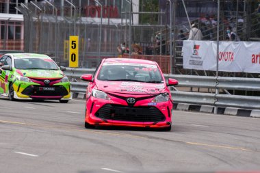 Chiangmai - 13 Kasım 2021, Toyota yarış arabası hipodrom yolunda yüksek hızda, rali spor arabası yarış sırasında yolda hızlı, Toyota Gazoo Yarış Motorsporu Tayland 'da yüksek hız, 700. yıl stadyumu, Chiangmai, Tayland