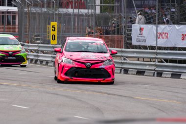 Chiangmai - 13 Kasım 2021, Toyota yarış arabası hipodrom yolunda yüksek hızda, rali spor arabası yarış sırasında yolda hızlı, Toyota Gazoo Yarış Motorsporu Tayland 'da yüksek hız, 700. yıl stadyumu, Chiangmai, Tayland