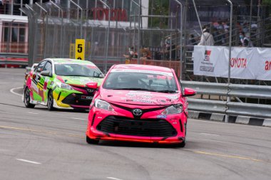 Chiangmai - 13 Kasım 2021, Toyota yarış arabası hipodrom yolunda yüksek hızda, rali spor arabası yarış sırasında yolda hızlı, Toyota Gazoo Yarış Motorsporu Tayland 'da yüksek hız, 700. yıl stadyumu, Chiangmai, Tayland