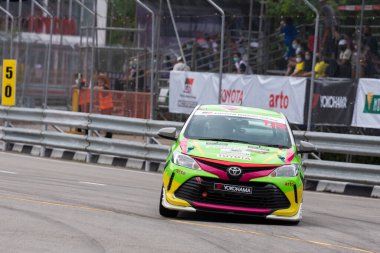 Chiangmai - 13 Kasım 2021, Toyota yarış arabası hipodrom yolunda yüksek hızda, rali spor arabası yarış sırasında yolda hızlı, Toyota Gazoo Yarış Motorsporu Tayland 'da yüksek hız, 700. yıl stadyumu, Chiangmai, Tayland