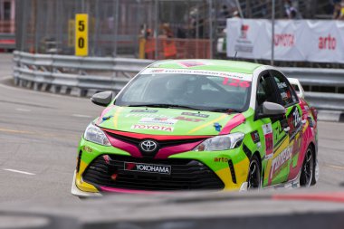 Chiangmai - 13 Kasım 2021, Toyota yarış arabası hipodrom yolunda yüksek hızda, rali spor arabası yarış sırasında yolda hızlı, Toyota Gazoo Yarış Motorsporu Tayland 'da yüksek hız, 700. yıl stadyumu, Chiangmai, Tayland