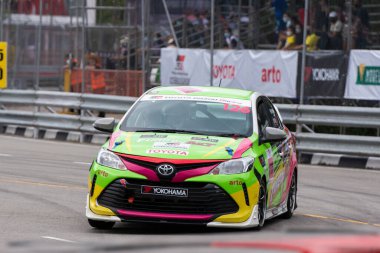 Chiangmai - 13 Kasım 2021, Toyota yarış arabası hipodrom yolunda yüksek hızda, rali spor arabası yarış sırasında yolda hızlı, Toyota Gazoo Yarış Motorsporu Tayland 'da yüksek hız, 700. yıl stadyumu, Chiangmai, Tayland