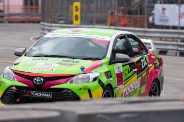 Chiangmai - 13 Kasım 2021, Toyota yarış arabası hipodrom yolunda yüksek hızda, rali spor arabası yarış sırasında yolda hızlı, Toyota Gazoo Yarış Motorsporu Tayland 'da yüksek hız, 700. yıl stadyumu, Chiangmai, Tayland