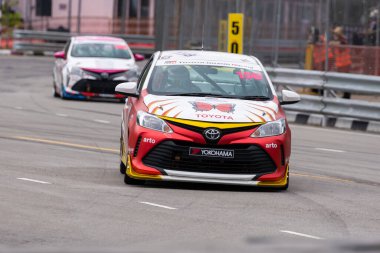 Chiangmai - 13 Kasım 2021, Toyota yarış arabası hipodrom yolunda yüksek hızda, rali spor arabası yarış sırasında yolda hızlı, Toyota Gazoo Yarış Motorsporu Tayland 'da yüksek hız, 700. yıl stadyumu, Chiangmai, Tayland