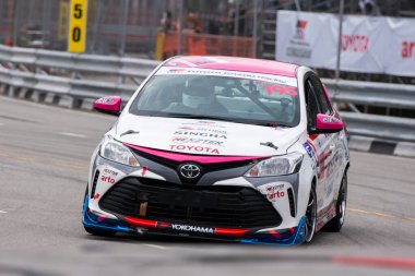 Chiangmai - 13 Kasım 2021, Toyota yarış arabası hipodrom yolunda yüksek hızda, rali spor arabası yarış sırasında yolda hızlı, Toyota Gazoo Yarış Motorsporu Tayland 'da yüksek hız, 700. yıl stadyumu, Chiangmai, Tayland