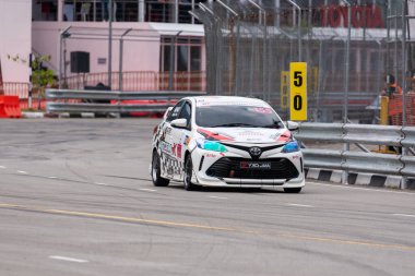 Chiangmai - 13 Kasım 2021, Toyota yarış arabası hipodrom yolunda yüksek hızda, rali spor arabası yarış sırasında yolda hızlı, Toyota Gazoo Yarış Motorsporu Tayland 'da yüksek hız, 700. yıl stadyumu, Chiangmai, Tayland