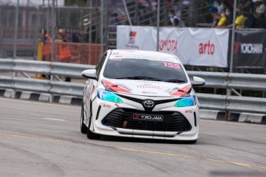 Chiangmai - 13 Kasım 2021, Toyota yarış arabası hipodrom yolunda yüksek hızda, rali spor arabası yarış sırasında yolda hızlı, Toyota Gazoo Yarış Motorsporu Tayland 'da yüksek hız, 700. yıl stadyumu, Chiangmai, Tayland