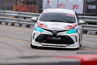 Chiangmai - 13 Kasım 2021, Toyota yarış arabası hipodrom yolunda yüksek hızda, rali spor arabası yarış sırasında yolda hızlı, Toyota Gazoo Yarış Motorsporu Tayland 'da yüksek hız, 700. yıl stadyumu, Chiangmai, Tayland