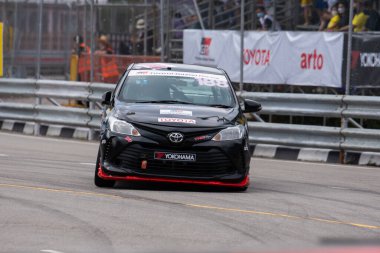 Chiangmai - 13 Kasım 2021, Toyota yarış arabası hipodrom yolunda yüksek hızda, rali spor arabası yarış sırasında yolda hızlı, Toyota Gazoo Yarış Motorsporu Tayland 'da yüksek hız, 700. yıl stadyumu, Chiangmai, Tayland