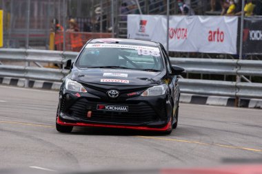 Chiangmai - 13 Kasım 2021, Toyota yarış arabası hipodrom yolunda yüksek hızda, rali spor arabası yarış sırasında yolda hızlı, Toyota Gazoo Yarış Motorsporu Tayland 'da yüksek hız, 700. yıl stadyumu, Chiangmai, Tayland