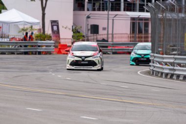 Chiangmai - 13 Kasım 2021, Toyota yarış arabası hipodrom yolunda yüksek hızda, rali spor arabası yarış sırasında yolda hızlı, Toyota Gazoo Yarış Motorsporu Tayland 'da yüksek hız, 700. yıl stadyumu, Chiangmai, Tayland