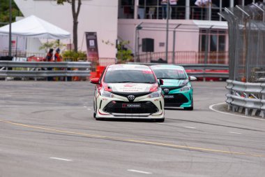 Chiangmai - 13 Kasım 2021, Toyota yarış arabası hipodrom yolunda yüksek hızda, rali spor arabası yarış sırasında yolda hızlı, Toyota Gazoo Yarış Motorsporu Tayland 'da yüksek hız, 700. yıl stadyumu, Chiangmai, Tayland