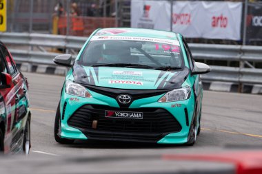 Chiangmai - 13 Kasım 2021, Toyota yarış arabası hipodrom yolunda yüksek hızda, rali spor arabası yarış sırasında yolda hızlı, Toyota Gazoo Yarış Motorsporu Tayland 'da yüksek hız, 700. yıl stadyumu, Chiangmai, Tayland