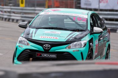 Chiangmai - 13 Kasım 2021, Toyota yarış arabası hipodrom yolunda yüksek hızda, rali spor arabası yarış sırasında yolda hızlı, Toyota Gazoo Yarış Motorsporu Tayland 'da yüksek hız, 700. yıl stadyumu, Chiangmai, Tayland