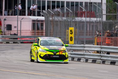 Chiangmai - 13 Kasım 2021, Toyota yarış arabası hipodrom yolunda yüksek hızda, rali spor arabası yarış sırasında yolda hızlı, Toyota Gazoo Yarış Motorsporu Tayland 'da yüksek hız, 700. yıl stadyumu, Chiangmai, Tayland