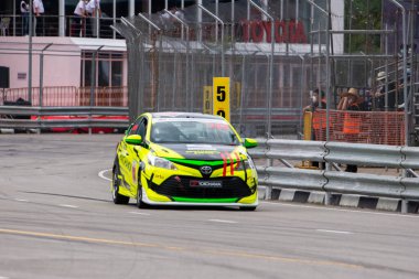 Chiangmai - 13 Kasım 2021, Toyota yarış arabası hipodrom yolunda yüksek hızda, rali spor arabası yarış sırasında yolda hızlı, Toyota Gazoo Yarış Motorsporu Tayland 'da yüksek hız, 700. yıl stadyumu, Chiangmai, Tayland