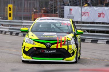 Chiangmai - 13 Kasım 2021, Toyota yarış arabası hipodrom yolunda yüksek hızda, rali spor arabası yarış sırasında yolda hızlı, Toyota Gazoo Yarış Motorsporu Tayland 'da yüksek hız, 700. yıl stadyumu, Chiangmai, Tayland