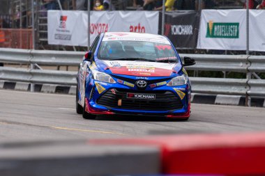 Chiangmai - 13 Kasım 2021, Toyota yarış arabası hipodrom yolunda yüksek hızda, rali spor arabası yarış sırasında yolda hızlı, Toyota Gazoo Yarış Motorsporu Tayland 'da yüksek hız, 700. yıl stadyumu, Chiangmai, Tayland