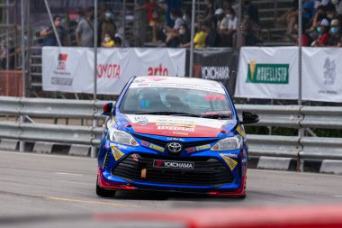 Chiangmai - 13 Kasım 2021, Toyota yarış arabası hipodrom yolunda yüksek hızda, rali spor arabası yarış sırasında yolda hızlı, Toyota Gazoo Yarış Motorsporu Tayland 'da yüksek hız, 700. yıl stadyumu, Chiangmai, Tayland