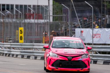 Chiangmai - 13 Kasım 2021, Toyota yarış arabası hipodrom yolunda yüksek hızda, rali spor arabası yarış sırasında yolda hızlı, Toyota Gazoo Yarış Motorsporu Tayland 'da yüksek hız, 700. yıl stadyumu, Chiangmai, Tayland