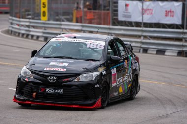 Chiangmai - 13 Kasım 2021, Toyota yarış arabası hipodrom yolunda yüksek hızda, rali spor arabası yarış sırasında yolda hızlı, Toyota Gazoo Yarış Motorsporu Tayland 'da yüksek hız, 700. yıl stadyumu, Chiangmai, Tayland