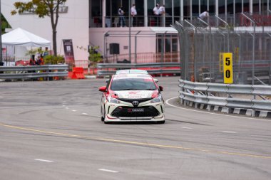 Chiangmai - 13 Kasım 2021, Toyota yarış arabası hipodrom yolunda yüksek hızda, rali spor arabası yarış sırasında yolda hızlı, Toyota Gazoo Yarış Motorsporu Tayland 'da yüksek hız, 700. yıl stadyumu, Chiangmai, Tayland