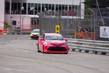 Chiangmai - 13 Kasım 2021, Toyota yarış arabası hipodrom yolunda yüksek hızda, rali spor arabası yarış sırasında yolda hızlı, Toyota Gazoo Yarış Motorsporu Tayland 'da yüksek hız, 700. yıl stadyumu, Chiangmai, Tayland