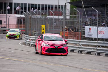 Chiangmai - 13 Kasım 2021, Toyota yarış arabası hipodrom yolunda yüksek hızda, rali spor arabası yarış sırasında yolda hızlı, Toyota Gazoo Yarış Motorsporu Tayland 'da yüksek hız, 700. yıl stadyumu, Chiangmai, Tayland