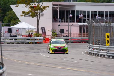 Chiangmai - 13 Kasım 2021, Toyota yarış arabası hipodrom yolunda yüksek hızda, rali spor arabası yarış sırasında yolda hızlı, Toyota Gazoo Yarış Motorsporu Tayland 'da yüksek hız, 700. yıl stadyumu, Chiangmai, Tayland