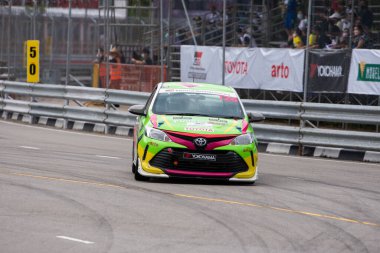 Chiangmai - 13 Kasım 2021, Toyota yarış arabası hipodrom yolunda yüksek hızda, rali spor arabası yarış sırasında yolda hızlı, Toyota Gazoo Yarış Motorsporu Tayland 'da yüksek hız, 700. yıl stadyumu, Chiangmai, Tayland