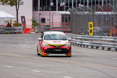 Chiangmai - 13 Kasım 2021, Toyota yarış arabası hipodrom yolunda yüksek hızda, rali spor arabası yarış sırasında yolda hızlı, Toyota Gazoo Yarış Motorsporu Tayland 'da yüksek hız, 700. yıl stadyumu, Chiangmai, Tayland