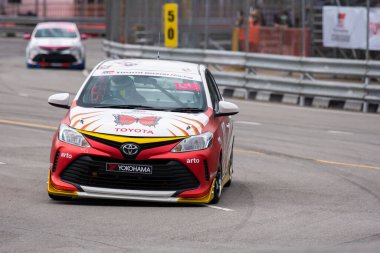 Chiangmai - 13 Kasım 2021, Toyota yarış arabası hipodrom yolunda yüksek hızda, rali spor arabası yarış sırasında yolda hızlı, Toyota Gazoo Yarış Motorsporu Tayland 'da yüksek hız, 700. yıl stadyumu, Chiangmai, Tayland