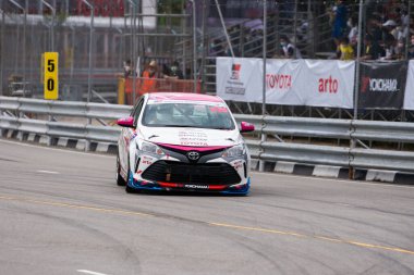 Chiangmai - 13 Kasım 2021, Toyota yarış arabası hipodrom yolunda yüksek hızda, rali spor arabası yarış sırasında yolda hızlı, Toyota Gazoo Yarış Motorsporu Tayland 'da yüksek hız, 700. yıl stadyumu, Chiangmai, Tayland