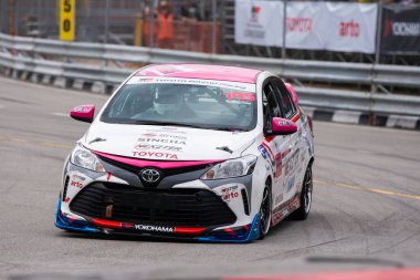 Chiangmai - 13 Kasım 2021, Toyota yarış arabası hipodrom yolunda yüksek hızda, rali spor arabası yarış sırasında yolda hızlı, Toyota Gazoo Yarış Motorsporu Tayland 'da yüksek hız, 700. yıl stadyumu, Chiangmai, Tayland