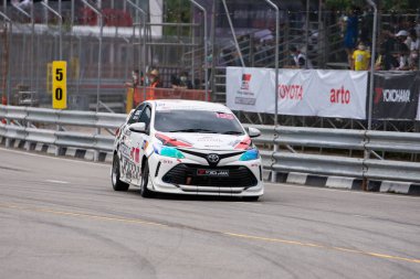 Chiangmai - 13 Kasım 2021, Toyota yarış arabası hipodrom yolunda yüksek hızda, rali spor arabası yarış sırasında yolda hızlı, Toyota Gazoo Yarış Motorsporu Tayland 'da yüksek hız, 700. yıl stadyumu, Chiangmai, Tayland