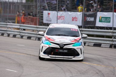 Chiangmai - 13 Kasım 2021, Toyota yarış arabası hipodrom yolunda yüksek hızda, rali spor arabası yarış sırasında yolda hızlı, Toyota Gazoo Yarış Motorsporu Tayland 'da yüksek hız, 700. yıl stadyumu, Chiangmai, Tayland