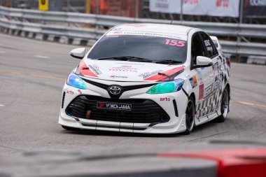 Chiangmai - 13 Kasım 2021, Toyota yarış arabası hipodrom yolunda yüksek hızda, rali spor arabası yarış sırasında yolda hızlı, Toyota Gazoo Yarış Motorsporu Tayland 'da yüksek hız, 700. yıl stadyumu, Chiangmai, Tayland