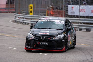 Chiangmai - 13 Kasım 2021, Toyota yarış arabası hipodrom yolunda yüksek hızda, rali spor arabası yarış sırasında yolda hızlı, Toyota Gazoo Yarış Motorsporu Tayland 'da yüksek hız, 700. yıl stadyumu, Chiangmai, Tayland