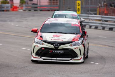 Chiangmai - 13 Kasım 2021, Toyota yarış arabası hipodrom yolunda yüksek hızda, rali spor arabası yarış sırasında yolda hızlı, Toyota Gazoo Yarış Motorsporu Tayland 'da yüksek hız, 700. yıl stadyumu, Chiangmai, Tayland