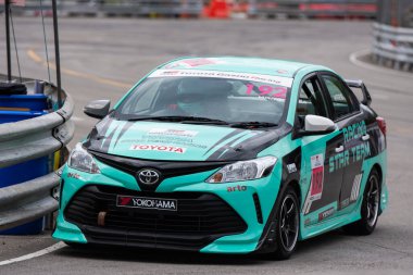 Chiangmai - 13 Kasım 2021, Toyota yarış arabası hipodrom yolunda yüksek hızda, rali spor arabası yarış sırasında yolda hızlı, Toyota Gazoo Yarış Motorsporu Tayland 'da yüksek hız, 700. yıl stadyumu, Chiangmai, Tayland
