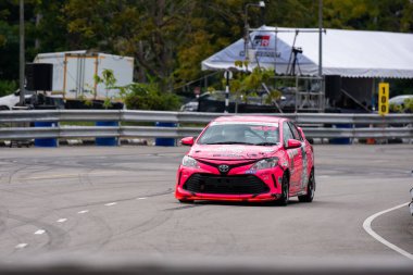 Chiangmai - 13 Kasım 2021, Toyota yarış arabası hipodrom yolunda yüksek hızda, rali spor arabası yarış sırasında yolda hızlı, Toyota Gazoo Yarış Motorsporu Tayland 'da yüksek hız, 700. yıl stadyumu, Chiangmai, Tayland