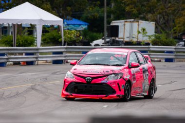 Chiangmai - 13 Kasım 2021, Toyota yarış arabası hipodrom yolunda yüksek hızda, rali spor arabası yarış sırasında yolda hızlı, Toyota Gazoo Yarış Motorsporu Tayland 'da yüksek hız, 700. yıl stadyumu, Chiangmai, Tayland