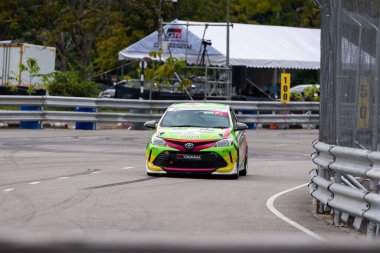 Chiangmai - 13 Kasım 2021, Toyota yarış arabası hipodrom yolunda yüksek hızda, rali spor arabası yarış sırasında yolda hızlı, Toyota Gazoo Yarış Motorsporu Tayland 'da yüksek hız, 700. yıl stadyumu, Chiangmai, Tayland